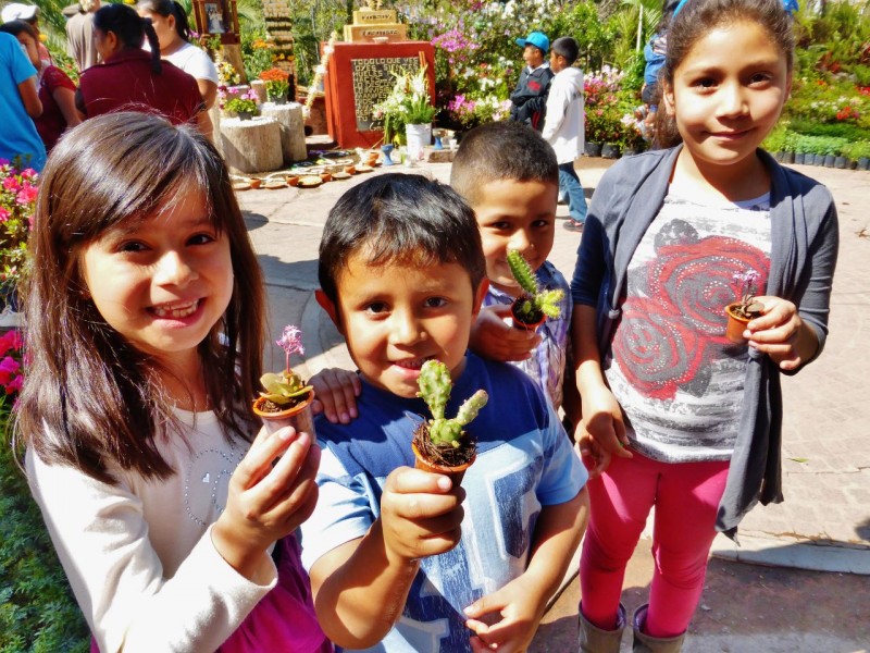 Kat overheard the mother of these kids explaining to them the importance of taking care of their newly acquired tiny, potted plants. They happily posed for a proud picture with their new possessions. Just like American kids right? lol – maybe if they were cell phones!