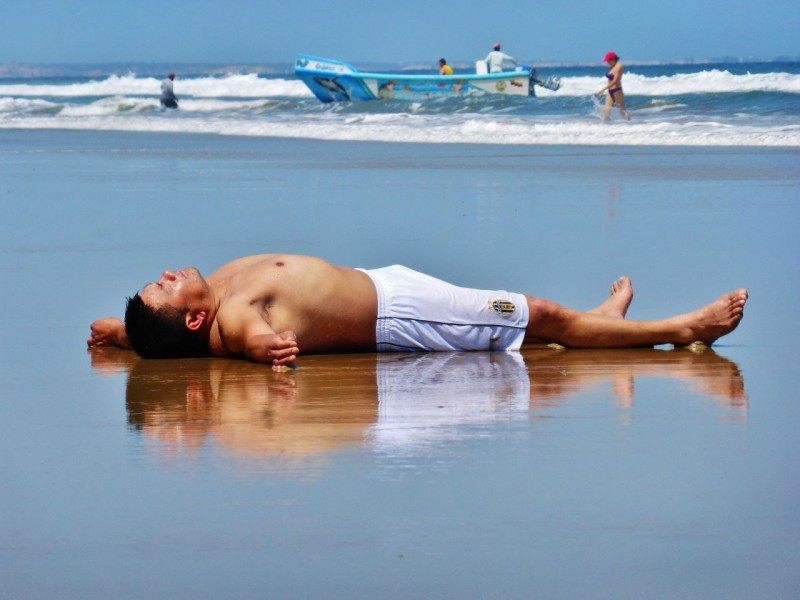Surfside napping, Ecuadorian style…sans wife.