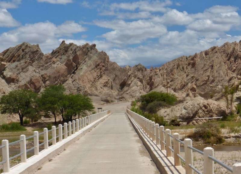 The owner of the hotel in Cafayate had told us about these fantastic rock formations along the Ruta 40.  Come along as we drive through Las Flechas (The Feathers)…
